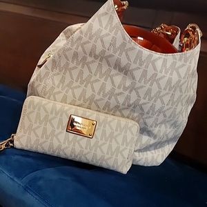 NEW!!!! NEVER CARRIED MICHAEL KORS PURSE AND WALLET MATCHING SET!